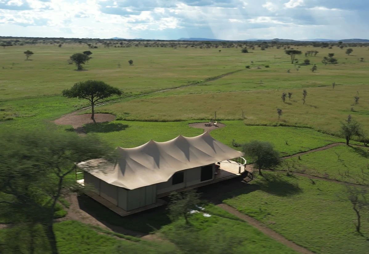 Vue aérienne du Glimpse Migration Camp dans le Serengeti nord
