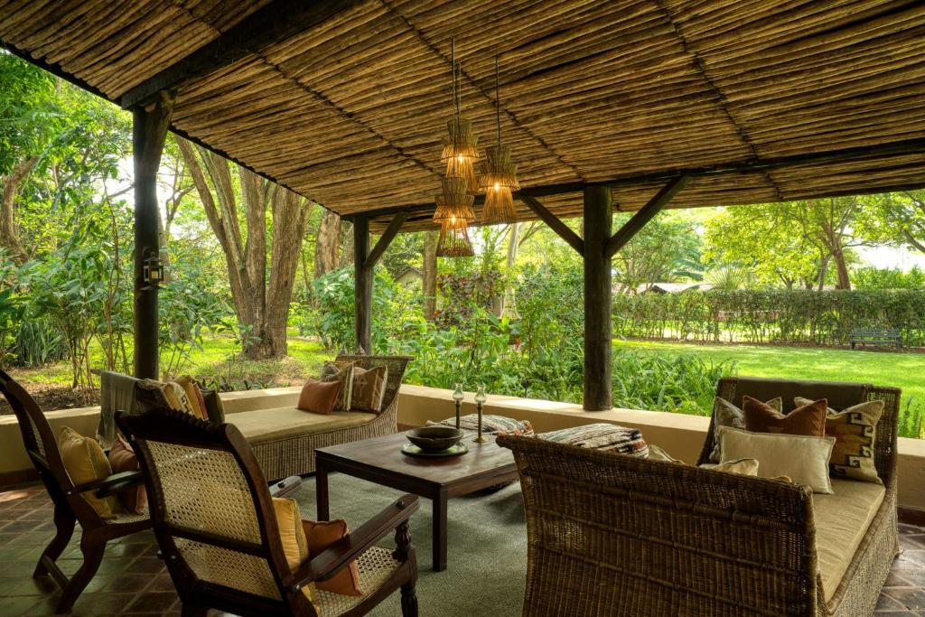 Salon en terrasse du Rivertree à Arusha